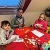 Gemeinsam basteln die Kinder ein kleines Dankeschön für die Schüler des Schwarzwald-Gymnasiums Triberg. Im Bild von links: Katheryna, ...