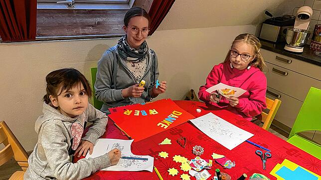 Gemeinsam basteln die Kinder ein kleines Dankeschön für die Schüler des Schwarzwald-Gymnasiums Triberg. Im Bild von links: Katheryna, ...