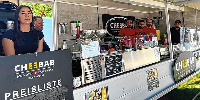 Ein Beispiel für eine vegetarische Alternative zum klassischen Döner: der Cheebab. Statt Fleisch landet bei dieser Variante Käse im ...