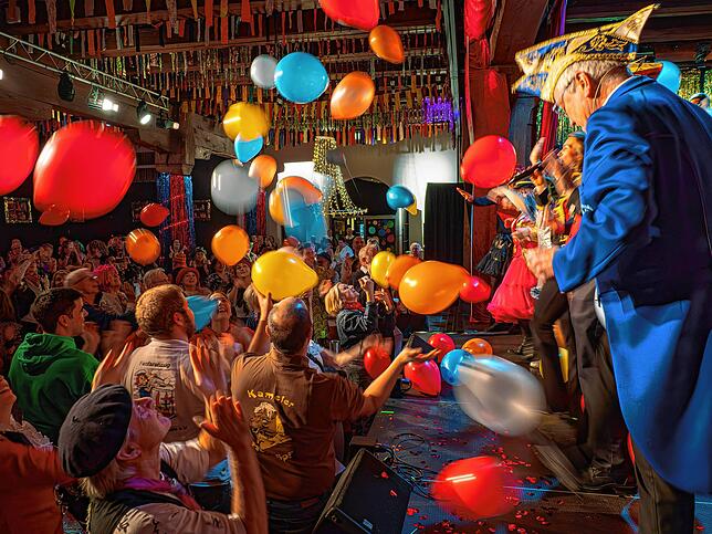Finale: Wie immer mit Luftballons und gelöster Stimmung auf der Bühne wie auch im Saal.
