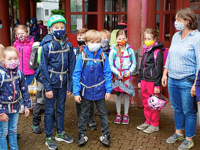 Wieder alle zusammen (von links): Sophia, Linnéa, Julius, Osman, Paul, Moritz, Sarah und Thea gehen zusammen mit Lehrerin Anette Noki ...