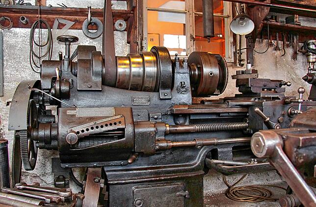 An dieser zweiten, kleineren Drehbank ist der Riemenantrieb gut zu erkennen, über den die Wasserkraft die Metallbearbeitungsmaschine ...