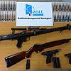 Bei einer Hausdurchsuchung wurden ein Maschinengewehr, ein Kleinkalibergewehr mit Schalldämpfer, zwei Pistolen sowie weitere Waffenteile ...