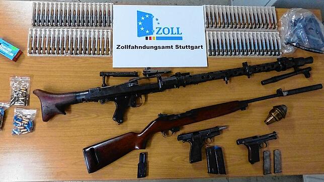 Bei einer Hausdurchsuchung wurden ein Maschinengewehr, ein Kleinkalibergewehr mit Schalldämpfer, zwei Pistolen sowie weitere Waffenteile ...