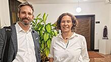 Energie-Experte Andreas Bachmaier und Stadtplanerin Stefanie Fritz vor dem Sitzungssaal im Rathaus.