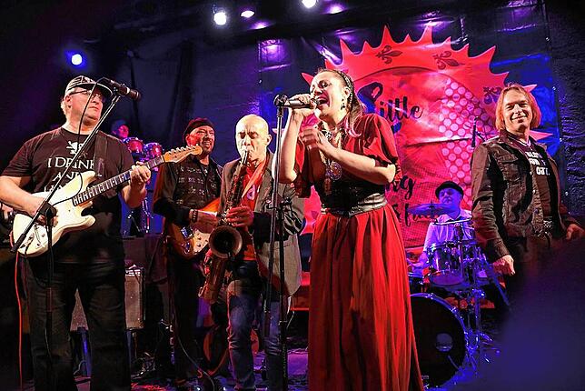 Little Wing und Friends – das traditionelle Weihnachtsspecial im Theaterstadel findet in diesem Jahr zum ersten Mal statt am 26. ...