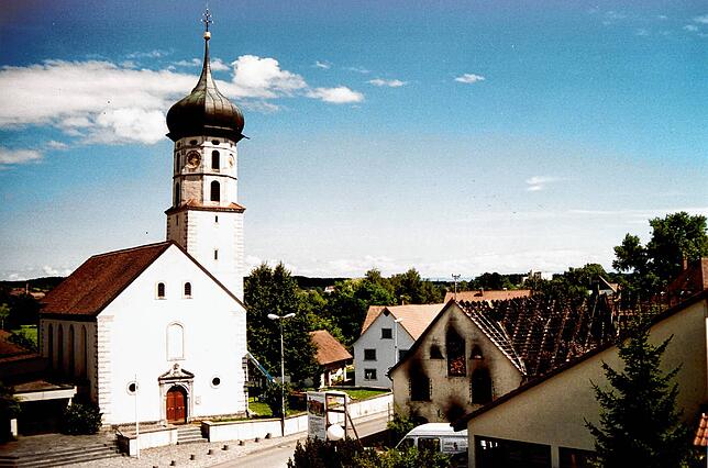 Das neue Rathaus Kluftern war im Bau, noch konnte man vom Dachstock aus hinüber zur „Traube“ schauen, als am ...