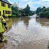 Landunter in Mühlhausen: Nach Starkregen steht am Nachmittag des 2. Juni das Wasser hüfthoch in dem Ortsteil von Villingen-Schwenningen.