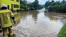 Landunter in Mühlhausen: Nach Starkregen steht am Nachmittag des 2. Juni das Wasser hüfthoch in dem Ortsteil von Villingen-Schwenningen.