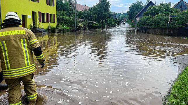 Landunter in Mühlhausen: Nach Starkregen steht am Nachmittag des 2. Juni das Wasser hüfthoch in dem Ortsteil von Villingen-Schwenningen.