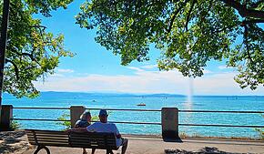 Das Foto stammt aus dem vergangenen August und zeigt zwei Personen an der Häfler Seepromenade. Damals hatten die Bewohner der ...