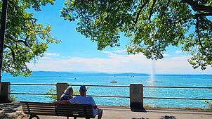 Das Foto stammt aus dem vergangenen August und zeigt zwei Personen an der Häfler Seepromenade. Damals hatten die Bewohner der ...