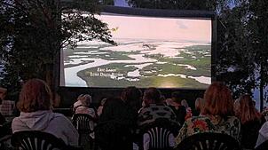 2024 zeigte das Hagnauer Seekino unter anderem „Der Gesang der Flusskrebse“ nach dem Roman der US-amerikanischen Autorin Delia Owens. ...