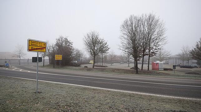Am Ortseingang von Bodman direkt an der Kreisstraße (links hinten) soll auf dem jetzigen Auffangparkplatz (rechts hinten) ein ...