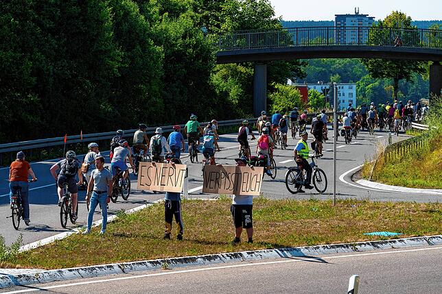 Die Gegendemo ist übersichtlich, formuliert aber unmissverständlich.