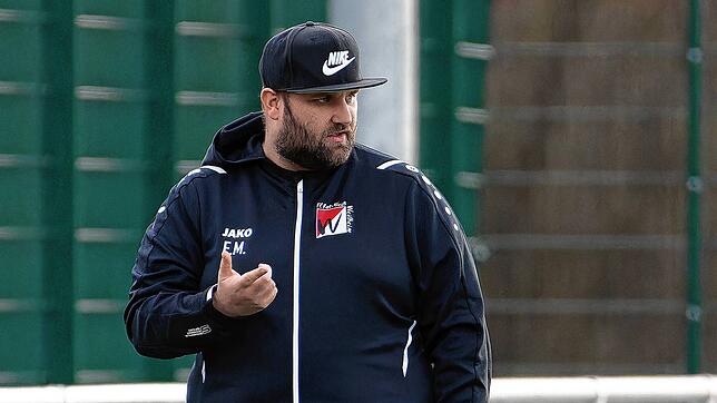 Personalmangel: Trainer Felix Müller vom FC RW Weilheim kann durchzählen, so oft er will &ndash; es werden nicht mehr Spieler. Deshalb ...