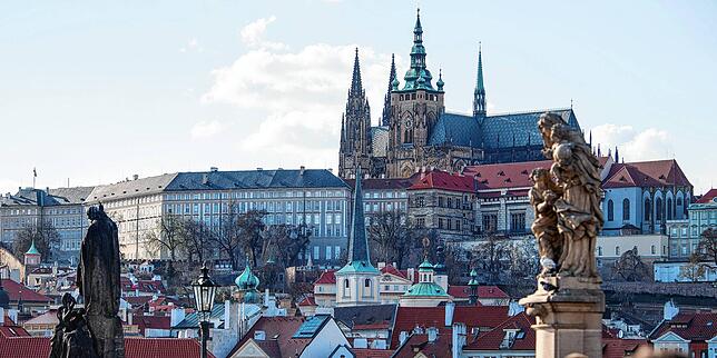 (Archivbild) Zahlreiche Touristen bereisen jährlich die tschechische Hauptstadt Prag.Im Vordergrund des Bildes sind Menschen zu sehen, ...