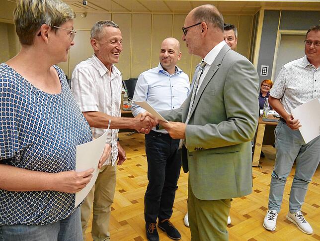 Jede Menge Handschläge: OB Bernd Häusler bei der Ernennung der neuen Ortschaftsräte (von links): Claudia Ehret, Markus Moßbrugger, ...