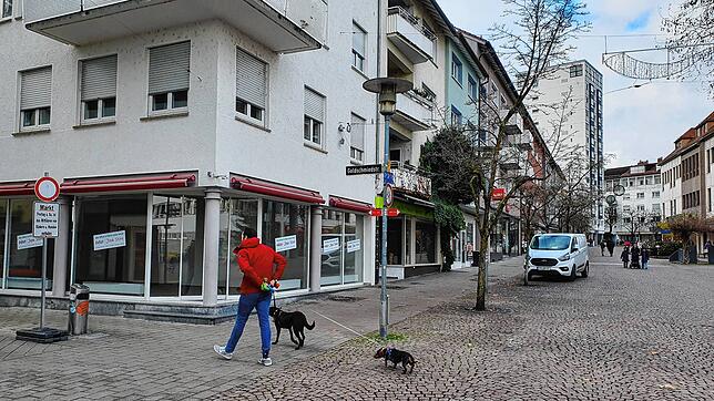 Gleich drei nebeneinander liegende Läden stehen derzeit am Buchhornplatz leer. Das soll sich demnächst ändern. Ein Schuhgeschäft und ein ...