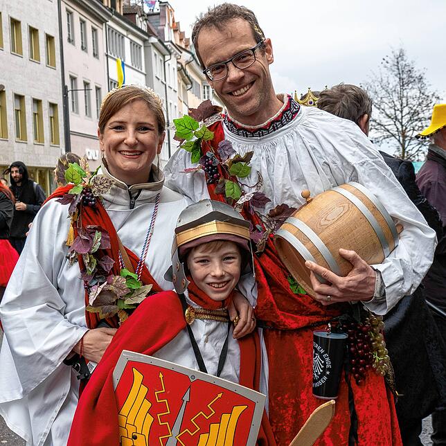 (Archivbild von 2024) Mäschgerle aller Altersklassen sind zur Fasnachtssause auf der Marktstätte eingeladen. Dieses Trio besuchte die ...