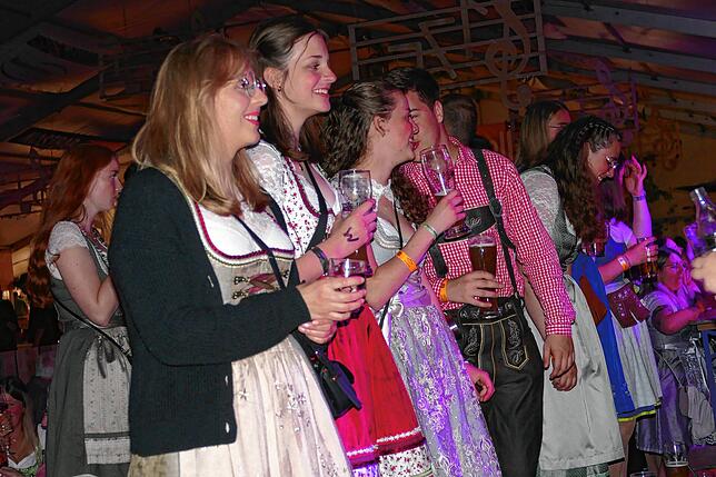 Bild 22: Was für eine Fete! Musikkapelle Mundelfingen versetzt das Publikum zum Jubiläumsstart in Feierlaune