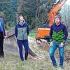 Den Baufortschritt bei der Trinkwasser-Verbindungsleitung zwischen Vöhrenbach und Furtwangen begutachten Bürgermeister Robert ...
