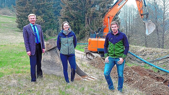 Den Baufortschritt bei der Trinkwasser-Verbindungsleitung zwischen Vöhrenbach und Furtwangen begutachten Bürgermeister Robert ...