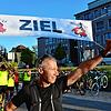 Am Ziel: Der Ausdauersportler Roland Gröflin wird nach seiner Schweizumrundung mit Jubel empfangen.