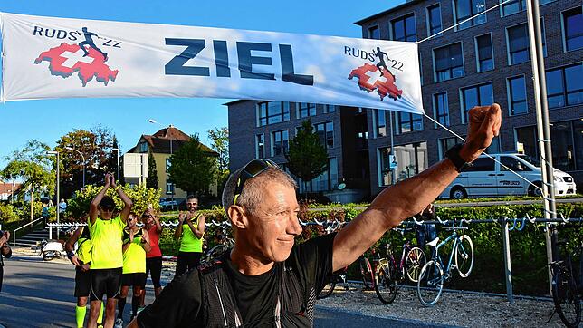 Am Ziel: Der Ausdauersportler Roland Gröflin wird nach seiner Schweizumrundung mit Jubel empfangen.