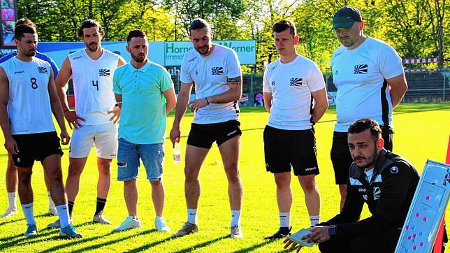 &bdquo;Und so machen wir das jetzt.&ldquo; FC 08 Villingens Trainer Marcel Yahyaijan (rechts) erklärt den Spielern die nächste Übungsform.