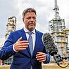 Robert Habeck, Bundesminister für Wirtschaft und Klimaschutz, bei einem Besuch in Leuna im Mai 2022.