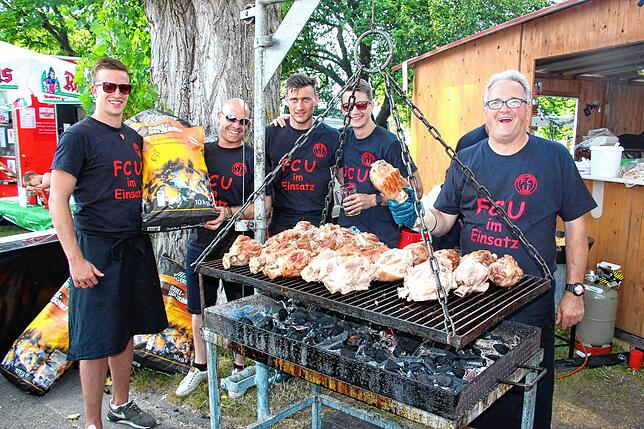 Die Mitglieder des FC Uhldingen grillen Haxen für die Besucher.