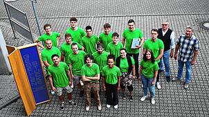 Die Junggesellen des Schreinerhandwerks mit Obermeister Lothar Heer und Wilfried Schäfer vor der Bildungsakademie Waldshut. Foto: ...