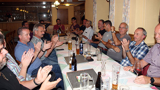 Zufrieden zeigen sich die Mitglieder des Fördervereins Kickers Schwarz-Gelb mit der Generalversammlung im Gasthaus &bdquo;Belo ...