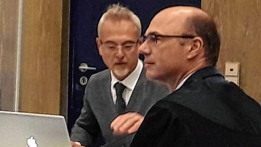 Mark Stöhr (rechts) aus Villingen-Schwenningen ist einer der beiden Strafverteidiger von Christoph Hess. Links im Bild sein Kollege ...
