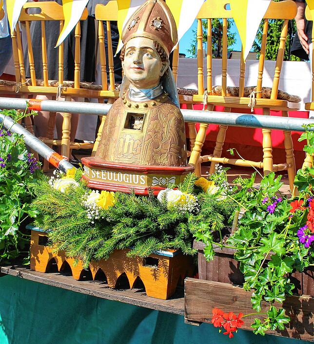 Die Büste des heiligen Eulogius steht am Freiluft-Altar.