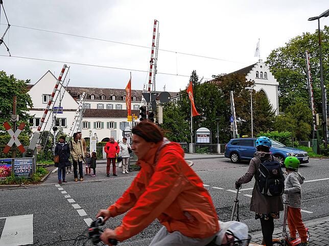 (Archivbild) Der Bahnübergang beim Inselhotel ist einer von vier Übergängen, die in Konstanz gleichzeitig geschlossen sind.