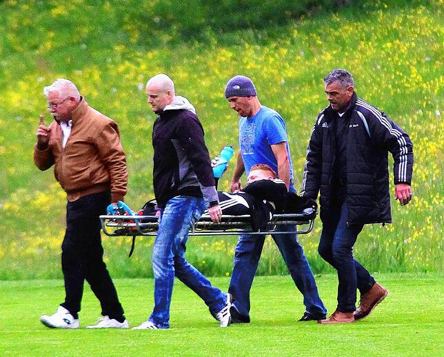 Verletzungspech: Beim 2:1-Sieg des SV Buch gegen dem VfB Waldshut am 30. April 2015 wurde Florian Amann schon früh mit dem später ...