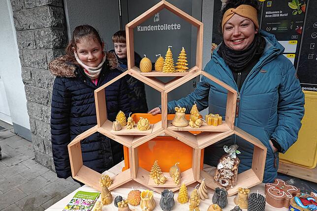 Bild 6: Groß und Klein trotzen beim Weihnachtsmarkt Rickenbach dem Schmuddelwetter