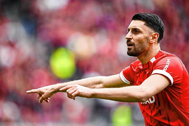 Vincenzo Grifo gestikuliert im Spiel gegen Union Berlin.