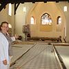 Susanne Illgner zeigt den Stand der Sanierungsarbeiten in der evangelischen Christuskriche in Tiengen. In den neuen Fußboden werden ...