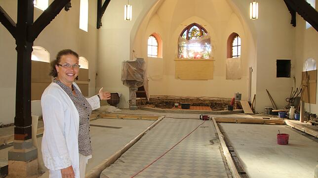 Susanne Illgner zeigt den Stand der Sanierungsarbeiten in der evangelischen Christuskriche in Tiengen. In den neuen Fußboden werden ...