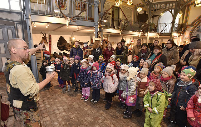 In der Anspannhalle begeistert Taschenzauberer &bdquo;Orlando&ldquo; die Kids.