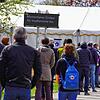Vor dem Impfzentrum des Landkreises Waldshut, das in der Stadthalle Tiengen eingerichtet ist, warten Bürger am 6. April mit einem Termin ...