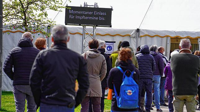 Vor dem Impfzentrum des Landkreises Waldshut, das in der Stadthalle Tiengen eingerichtet ist, warten Bürger am 6. April mit einem Termin ...