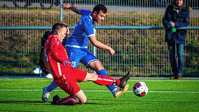 Comeback: Der lange verletzte Harun Zengin (hinten, im Duell mit Matthias Wenk) meldete sich beim 4:1-Sieg des FC Erzingen in Wallbach ...