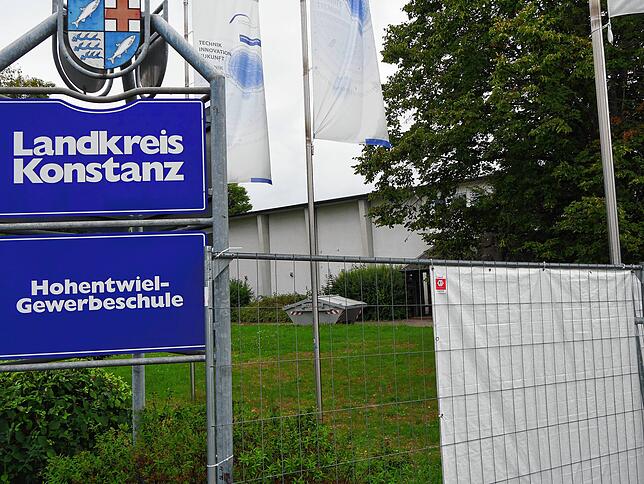 Am Wochenende wurde die Uhlandhalle zur Notunterkunft umfunktioniert. Ein Zaun trennt das Gebäude vom angrenzenden Schulhof.