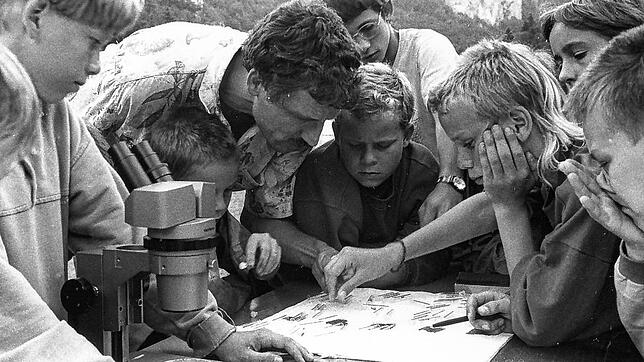 Ein Bild aus den Anfängen des Umweltzentrums in den frühen 90er Jahren: Thomas Esche, der erste Leiter des UZ, betreute die Kinder der ...