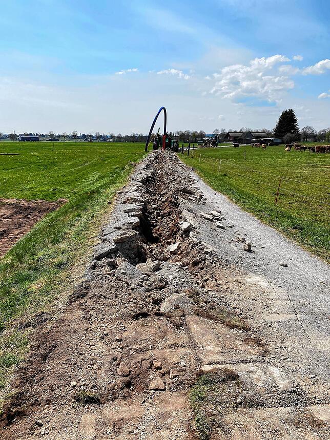 Im Sommer 2022 wird im zweiten Bauabschnitt die Ersatzwasserleitung mit einem Spezialpflug eingezogen. 2023 soll das Projekt ...