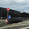 Die Lärmschutzwand an der B27. Eine Fahrbahn ist gesperrt, zudem gilt Tempo 50.